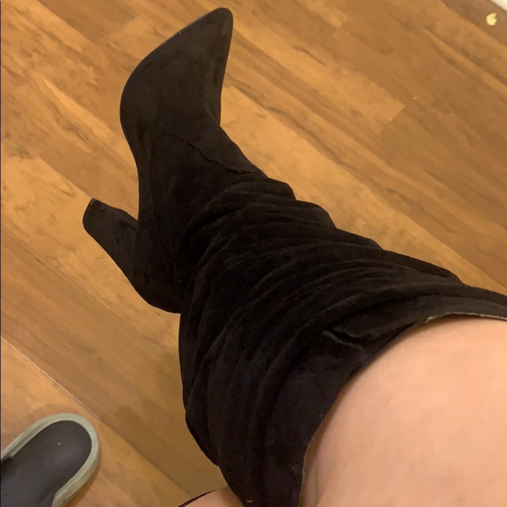Suede pointy boots